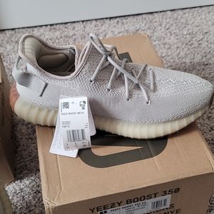 Yeezy BOOST 350 tennis shoes